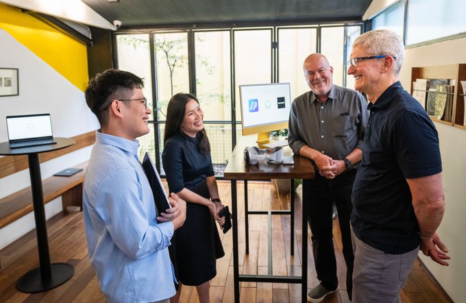 Tim Cook (R) meets with founder of English learning app ELSA Speak Van Dinh Hong Vu (L, 2nd) in Hanoi on April 15, 2024. Photo: X page of Tim Cook
