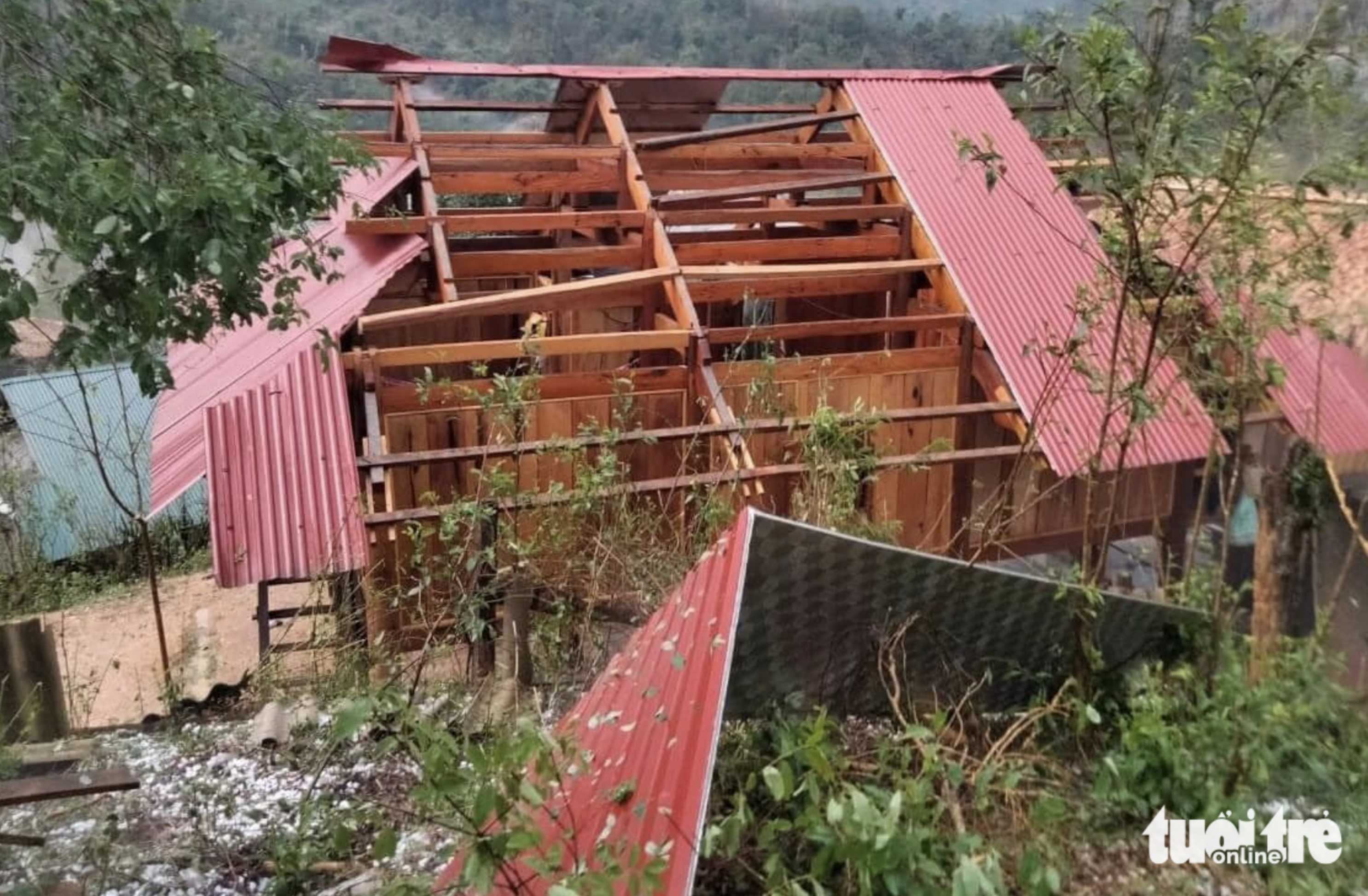 A strong wind blows roofs off a house in Ky Son District, Nghe An Province on April 14, 2024. Photo: Tam Pham / Tuoi Tre