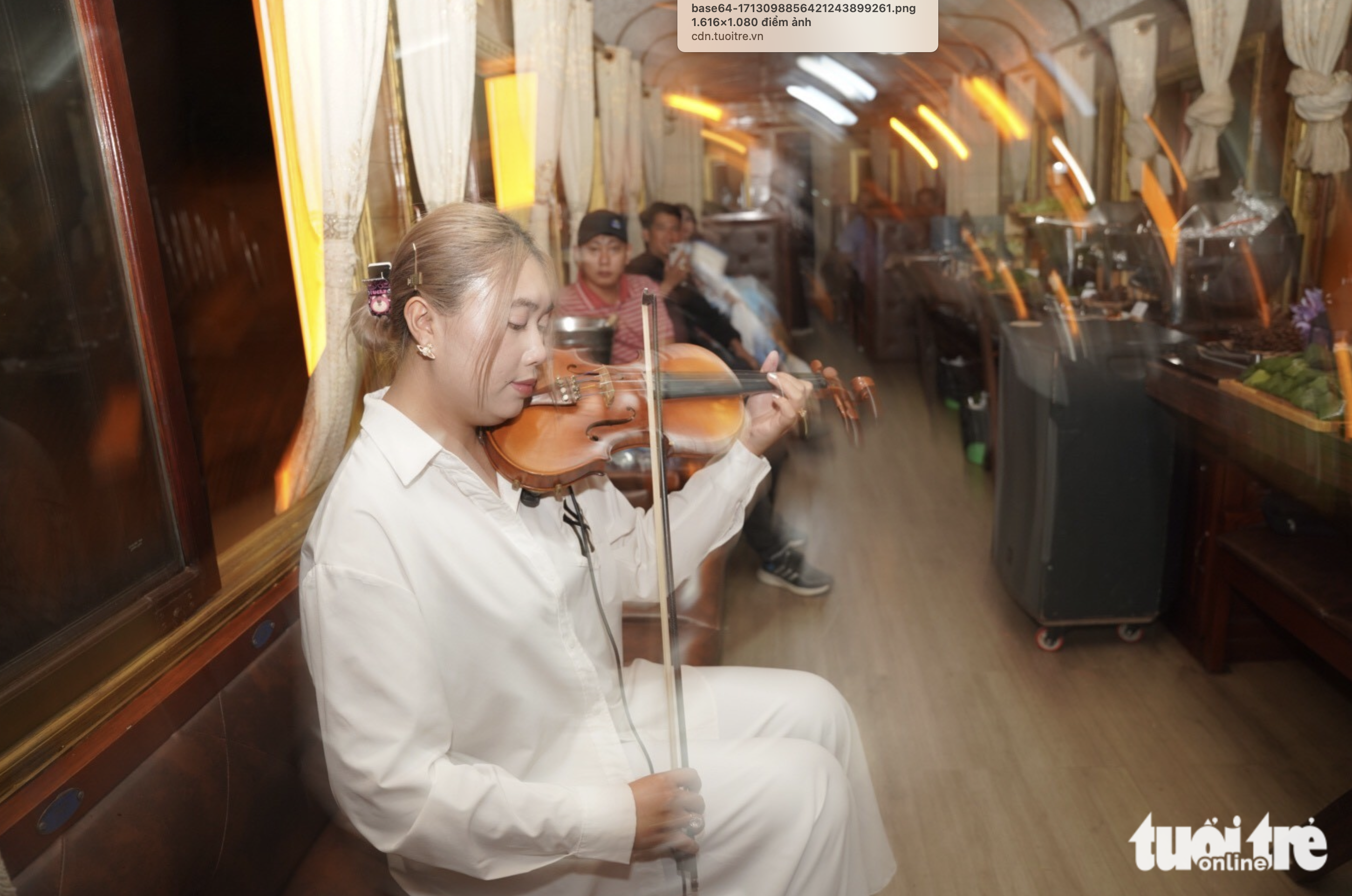 A performance of classical music on a night train in Da Lat City, Lam Dong Province. Photo: Nam Trinh / Tuoi Tre