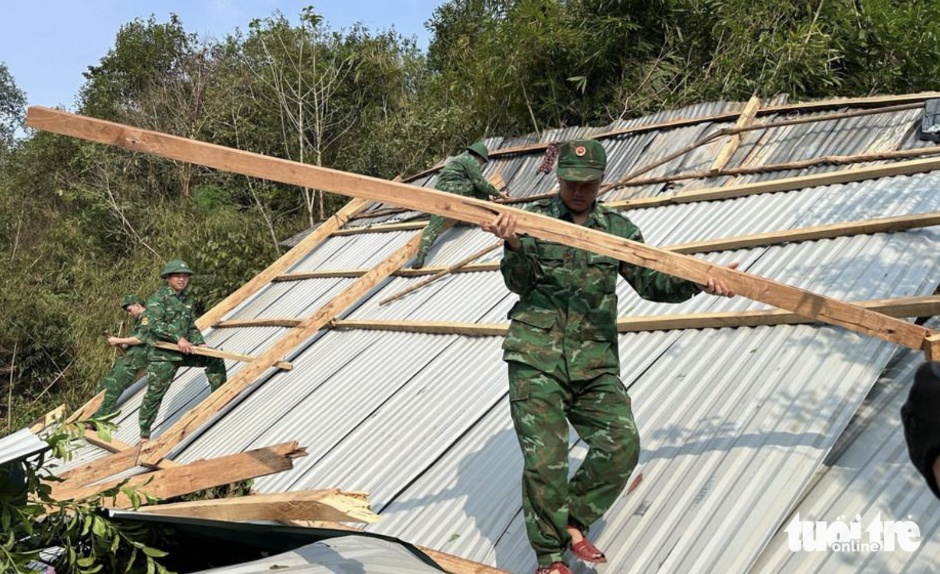 Border guards help residents deal with the consequences of a hailstorm occurring in Tuong Duong District, Nghe An Province on April 13, 2024. Photo: Hai Thuong / Tuoi Tre