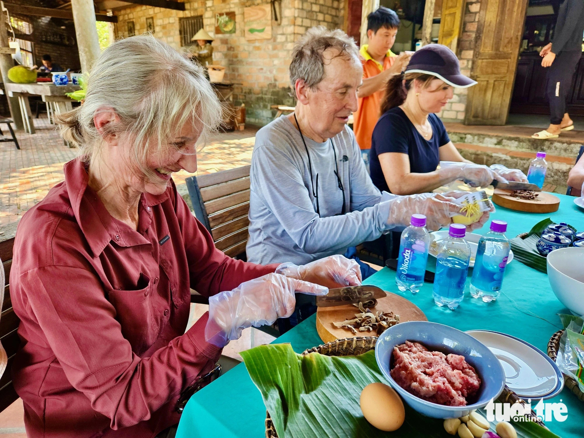 Foreign tourists are seen happily preparing Vietnamese dishes at a culinary class included in their countryside tour in Nha Trang City, Khanh Hoa Province, south-central Vietnam. Photo: Minh Chien / Tuoi Tre