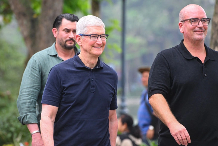 Apple CEO Tim Cook arrives in Vietnam, expects to raise spending on local suppliers