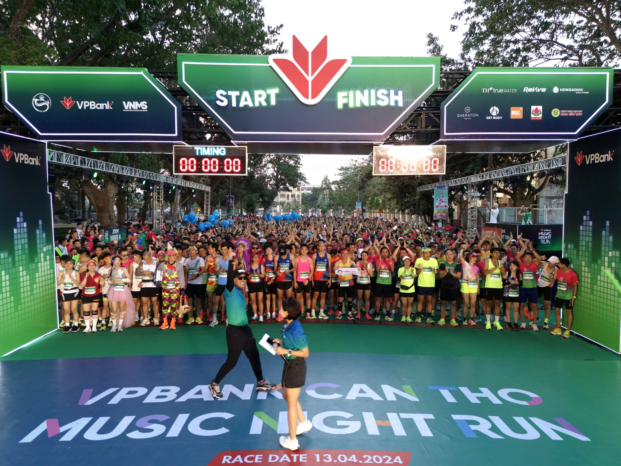 Runners prepare to run the VPBank Can Tho Music Night Run 2024 in Can Tho City, southern Vietnam, April 13, 2024. Photo: T.A. / Tuoi Tre