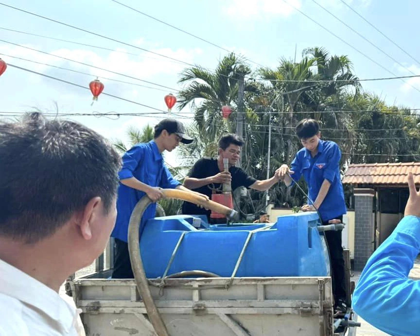 Local volunteers transport fresh water to drought-hit residents in Long An Province, southern Vietnam, April 14, 2024. Photo: Thao Chi