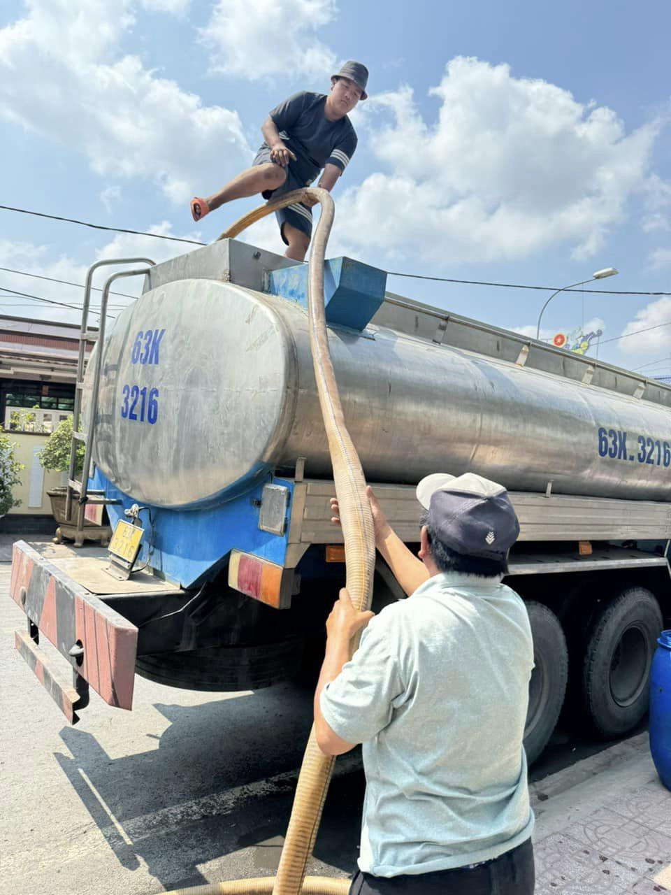 A tank truck carries fresh water to drought-hit Can Duoc District, Long An Province, southern Vietnam, April 14, 2024. Photo: Thao Chi
