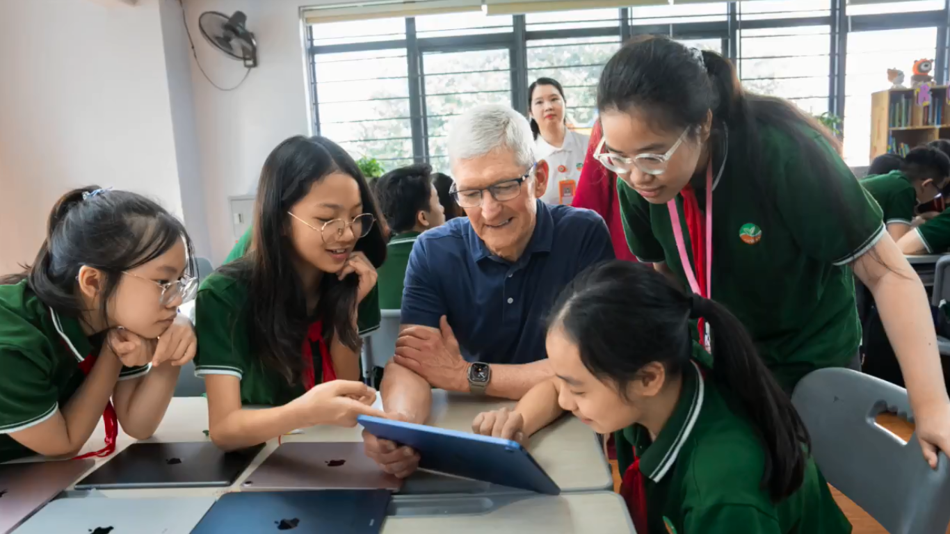 Apple CEO Tim Cook joins environment class using iPads in Hanoi