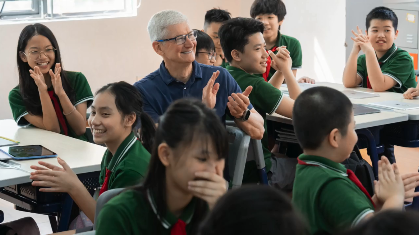 Tim Cook (in a blue T-shirt) joins a class at Hanoi Star School in Hanoi, April 16, 2024. Photo: X profile of Tim Cook