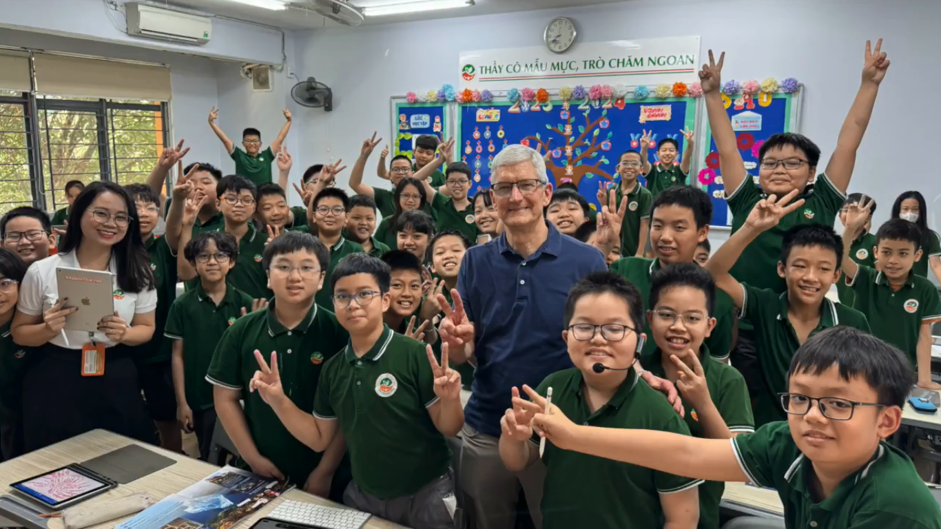 Tim Cook (in a blue T-shirt) poses for a photo with students at Hanoi Star School in Hanoi, April 16, 2024. Photo: X profile of Tim Cook