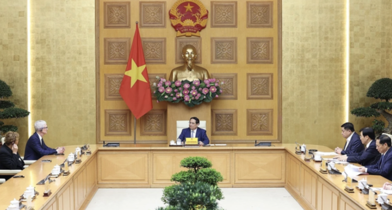 <em>Vietnamese Prime Minister Pham Minh Chinh chairs a meeting with Apple CEO Tim Cook in Hanoi, April 16, 2024. Photo: </em>Vietnam News Agency