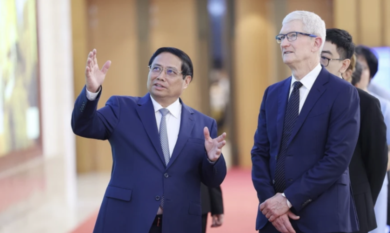 Vietnamese Prime Minister Pham Minh Chinh (L) talks to Apple CEO Tim Cook (R). Photo: VNA