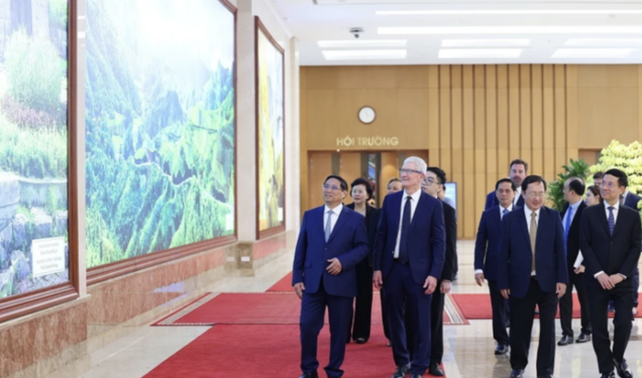 Vietnamese Prime Minister Pham Minh Chinh (L) introduces the Government Headquarters to Apple CEO Tim Cook. Photo: VNA