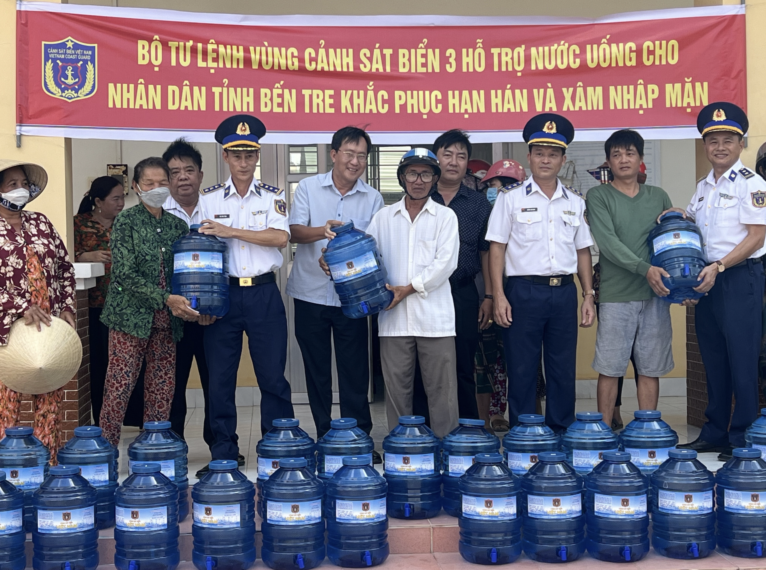 Coast guard forces donate 1,000 bottles of water to water-stressed areas in Vietnam’s Ben Tre