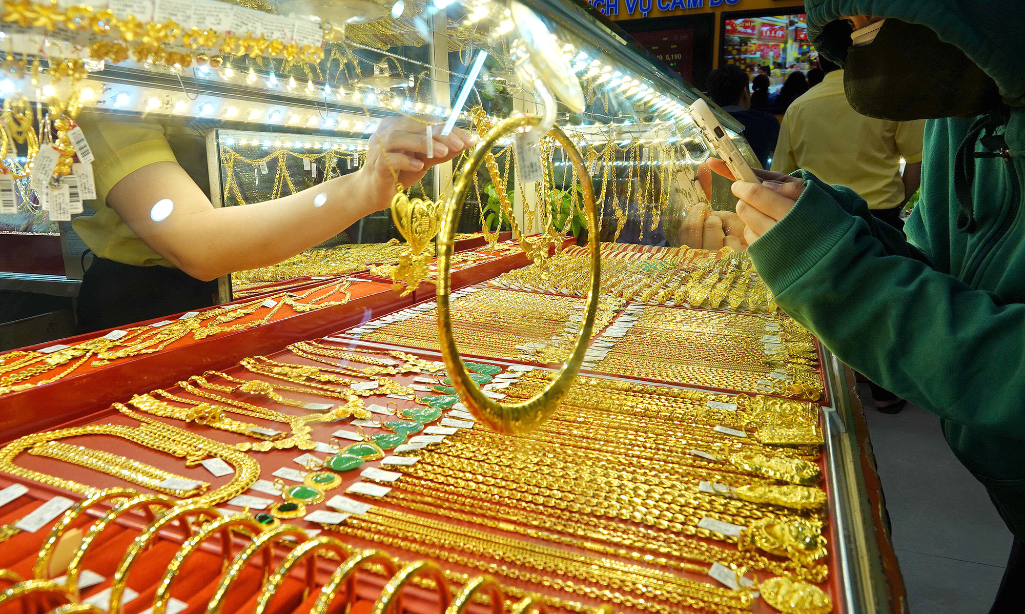 Vietnam to probe gold traders for possible manipulation as prices soar