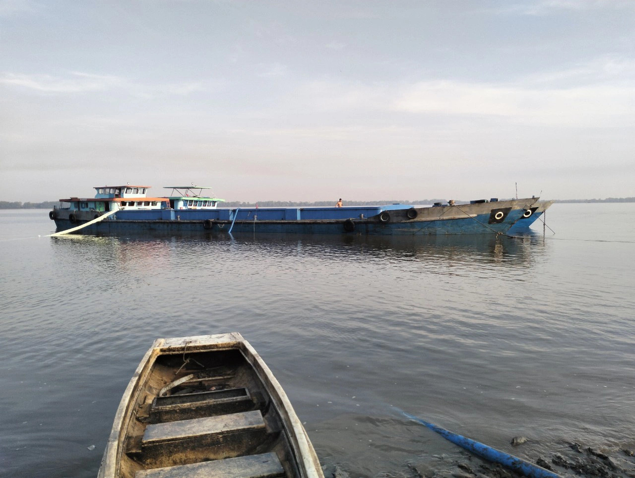 One of the barges operated by Dai Phuoc Thanh Construction and Trading Company, located in Tien Giang Province, southern Vietnam, transports fresh water to the province’s Go Cong Dong District which is facing a shortfall of fresh water due to saline intrusion and prolonged drought. Photo: Mau Truong / Tuoi Tre