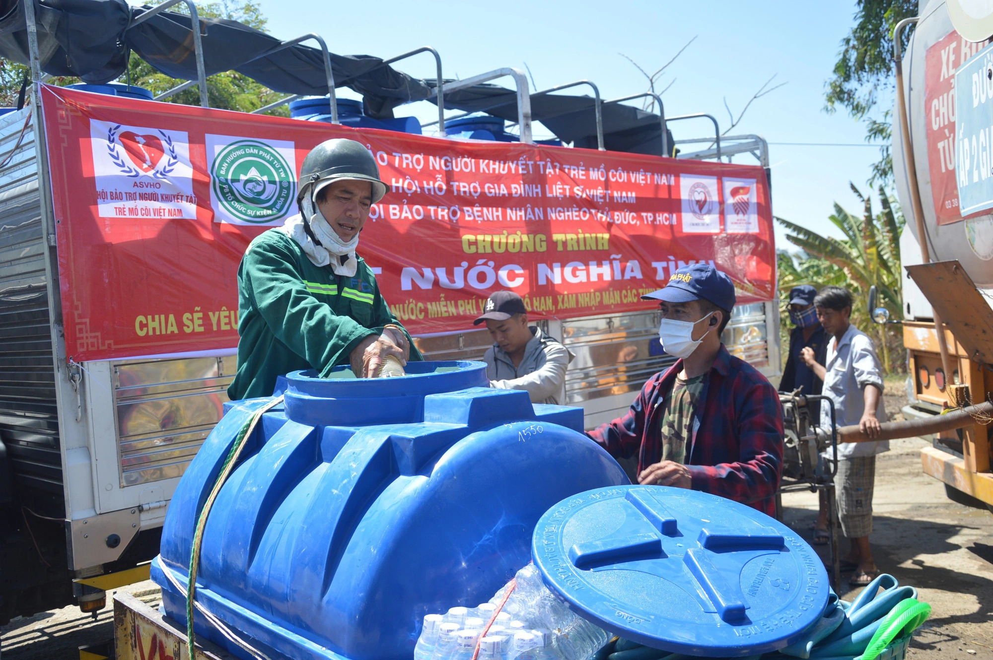 Local residents of Tien Giang Province, southern Vietnam take along a large water container to get fresh water offered by generous donors. Photo: Mau Truong / Tuoi Tre
