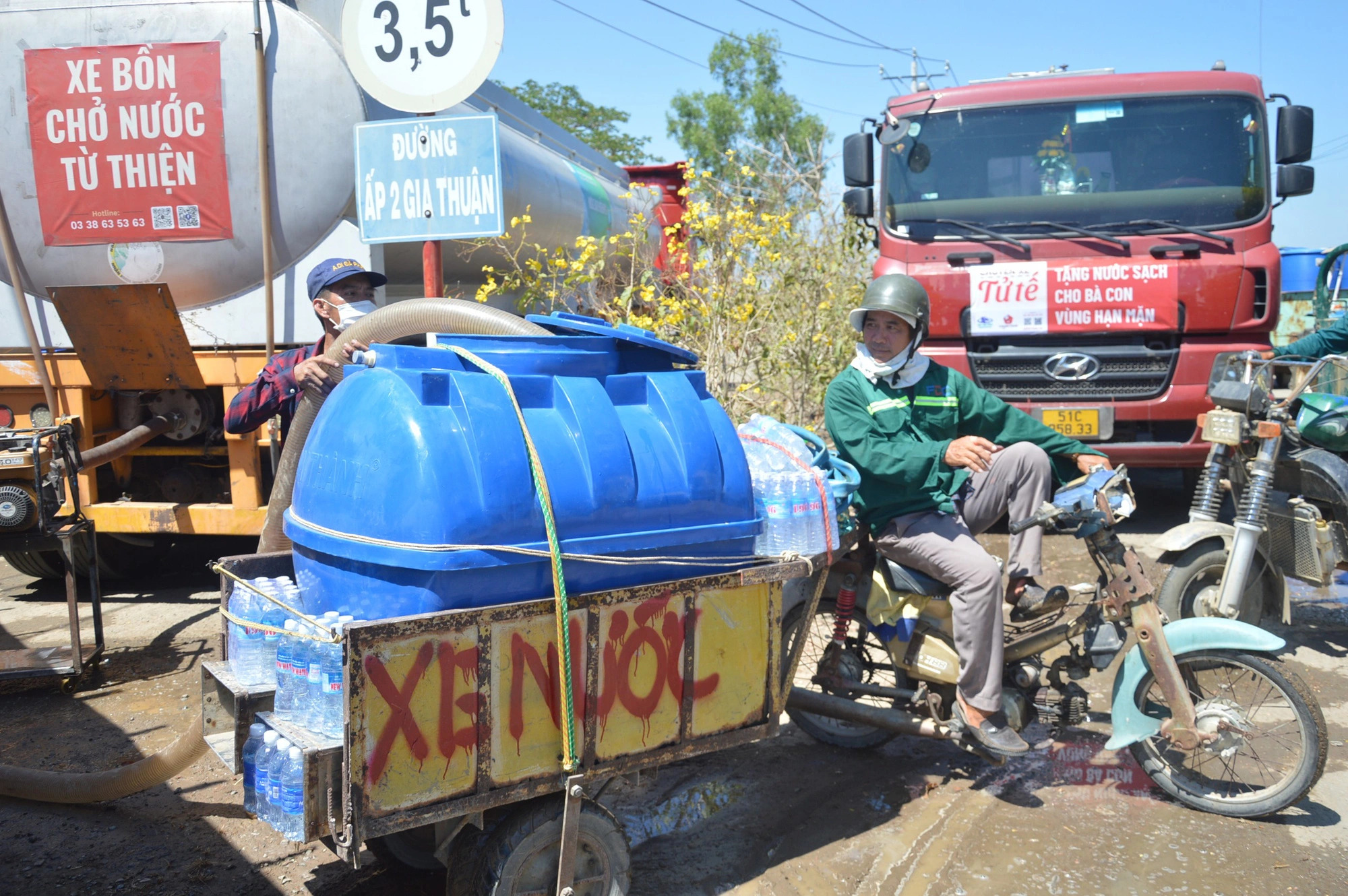 Donors across Vietnam daily send dozens of tank trucks containing fresh water to deprived districts in the eastern part of Tien Giang Province, southern Vietnam to cope with the on-going shortage of fresh water there. Photo: Mau Truong / Tuoi Tre