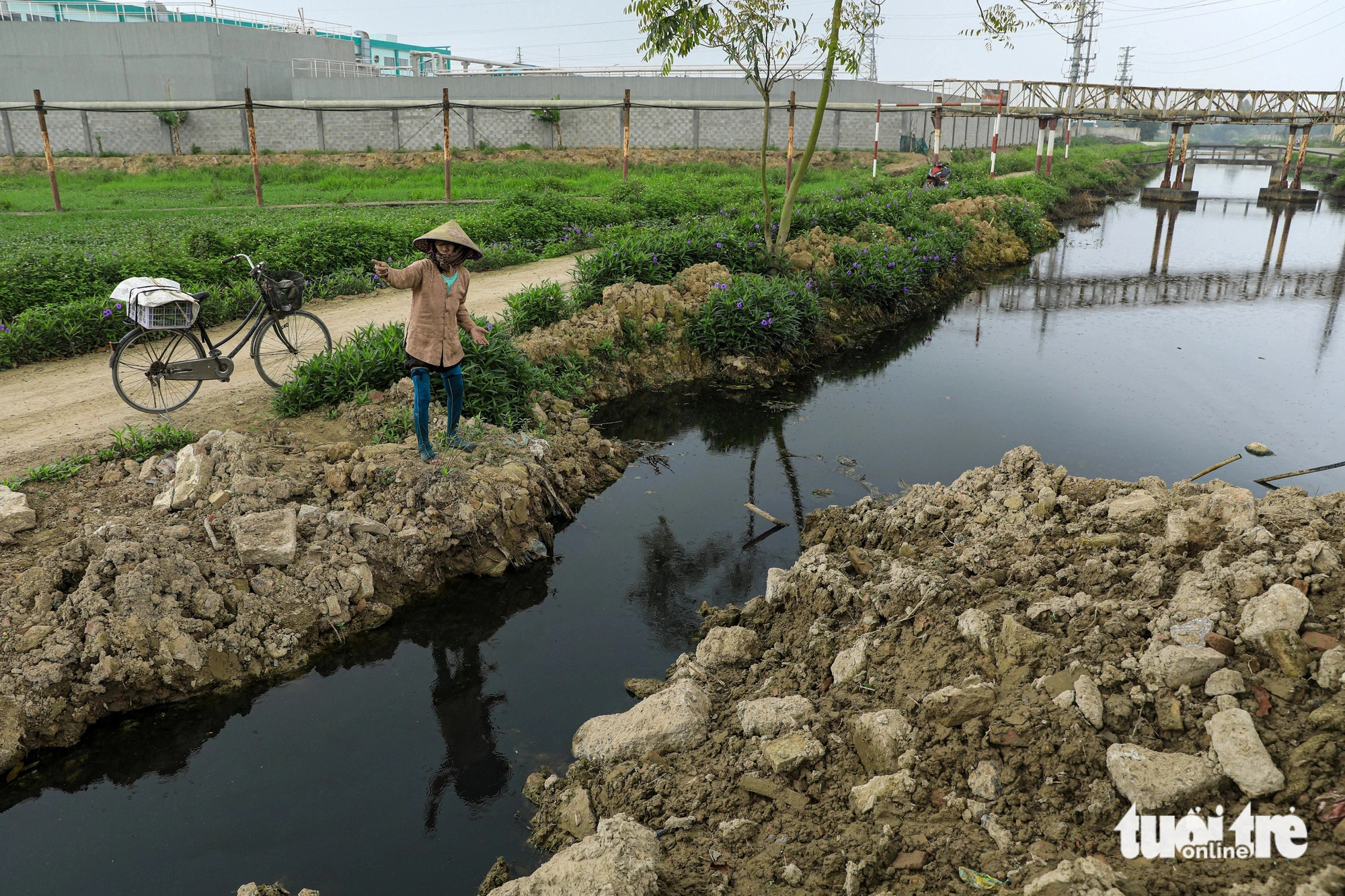 The wastewater channel has wreaked havoc on the lives and livelihoods of local inhabitants. Photo: Tuoi Tre