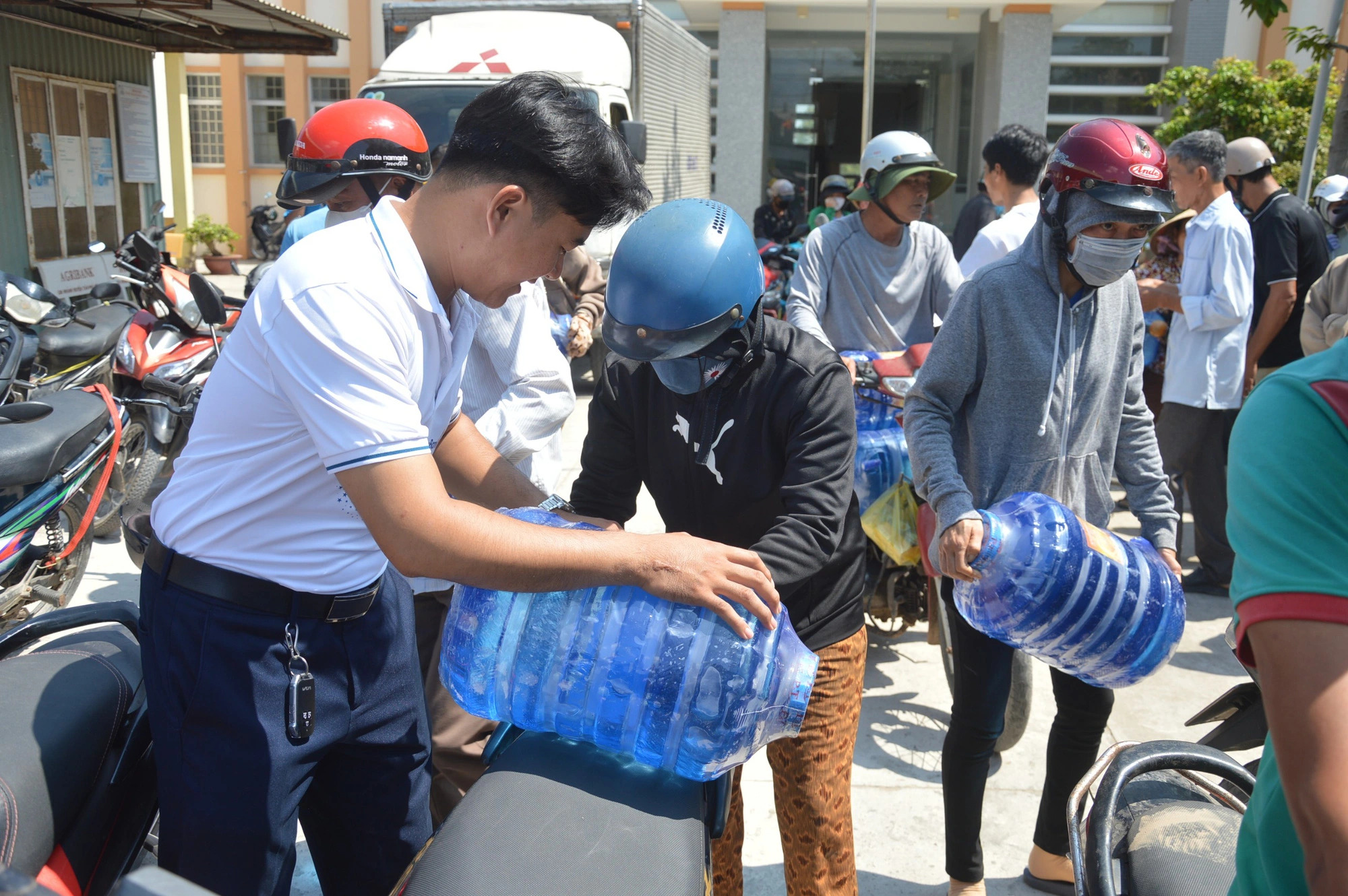 Aside from fresh water, many units present water containers to the affected residents. Photo: Mau Truong / Tuoi Tre