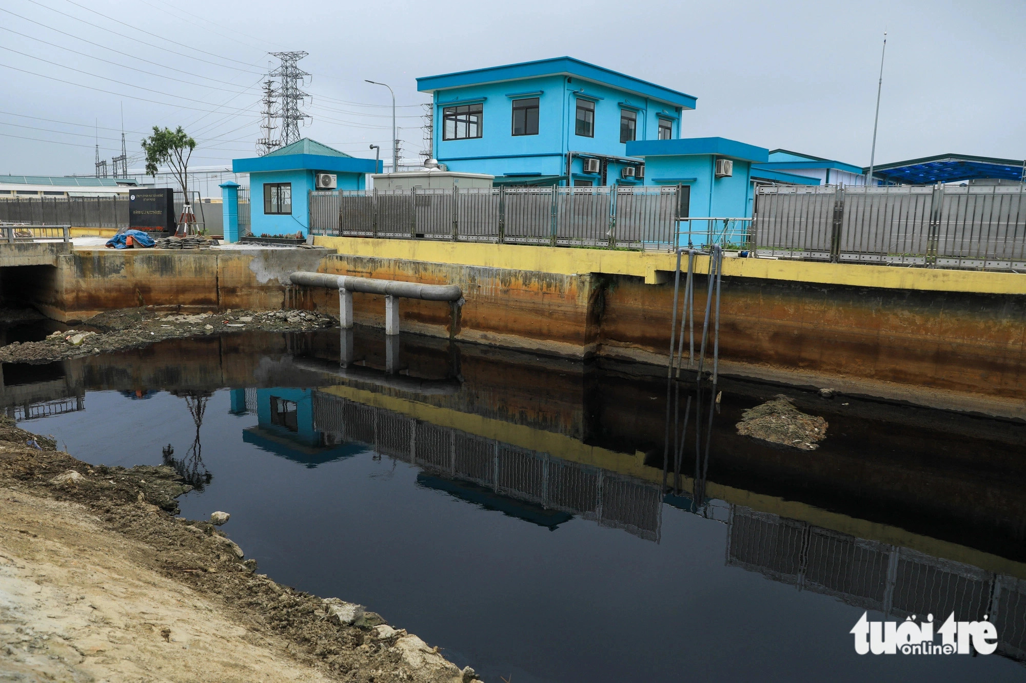 A rainwater storage reservoir inside the the Pho Noi B textile industrial park in My Hao Town, Hung Yen Province, northern Vietnam also has an awful odor. Photo: Tuoi Tre