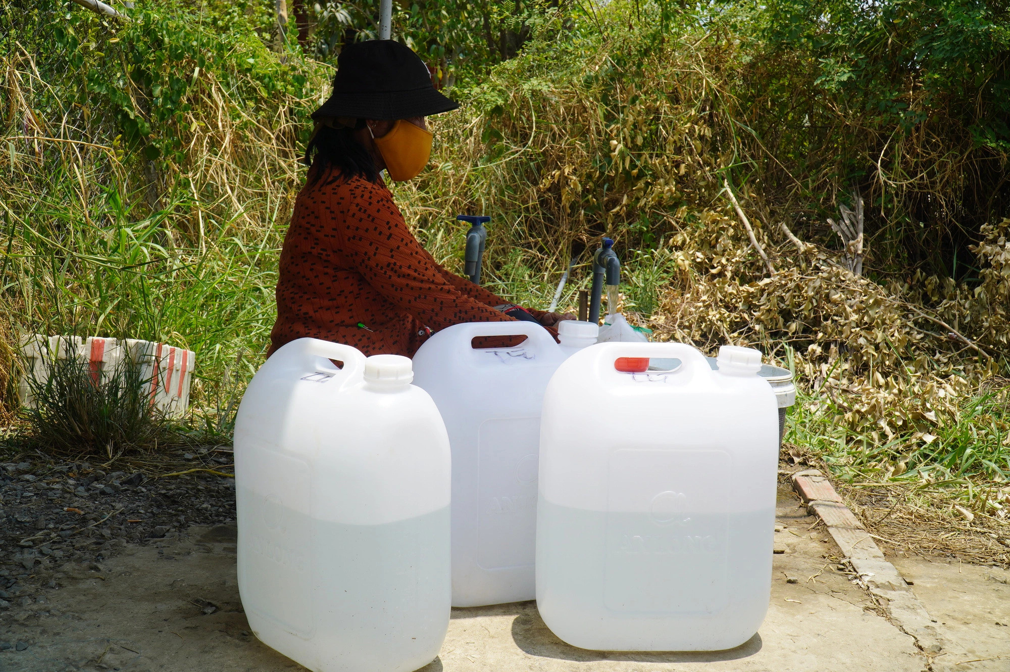 Such plastic cans of fresh water mean a lot to residents affected by saline intrusion in Tien Giang Province, southern Vietnam. Photo: Mau Truong / Tuoi Tre