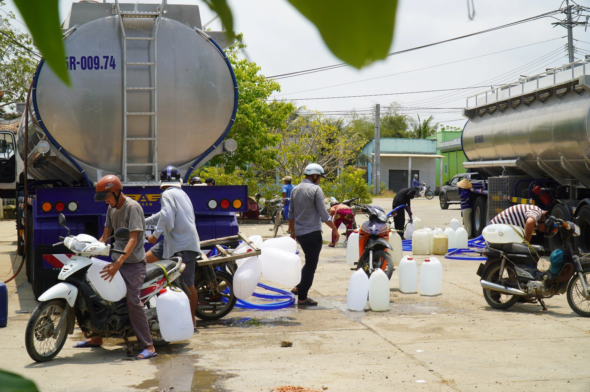 Residents are transporting fresh water back home. Photo: Mau Truong / Tuoi Tre
