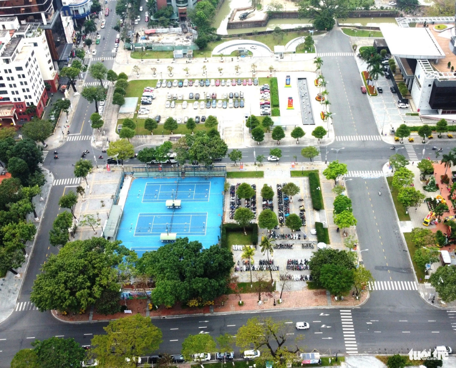 The municipal authorities have reclaimed a land lot in which a tennis court is situated for the central square project. Photo: Doan Cuong / Tuoi Tre