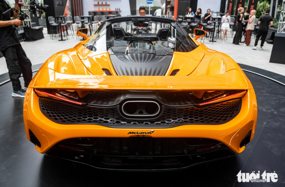 The rear of the 750S boasts a large exhaust pipe put in the middle, instead of the two pipes as the 720S. Photo: Tuoi Tre