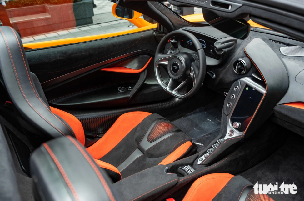 Compared to its predecessor, the 750S features an eight-inch Apple CarPlay-enabled infotainment system. Android Auto will be added to the system in the future. Photo: Tuoi Tre