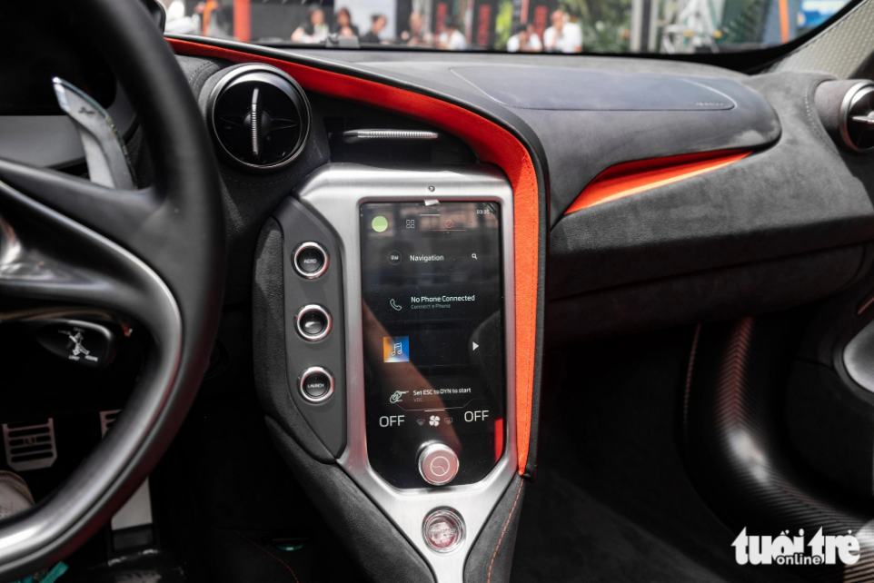 The interior of the 750S features a McLaren Control Launcher, making the facelift version different from its predecessor. The launcher helps drivers easily access gear-box, powertrain, transmission and aero settings. Photo: Tuoi Tre