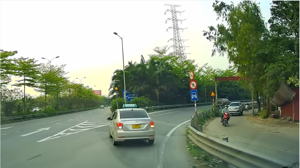 Taxi moves backward, almost hits another car on expressway in Hanoi