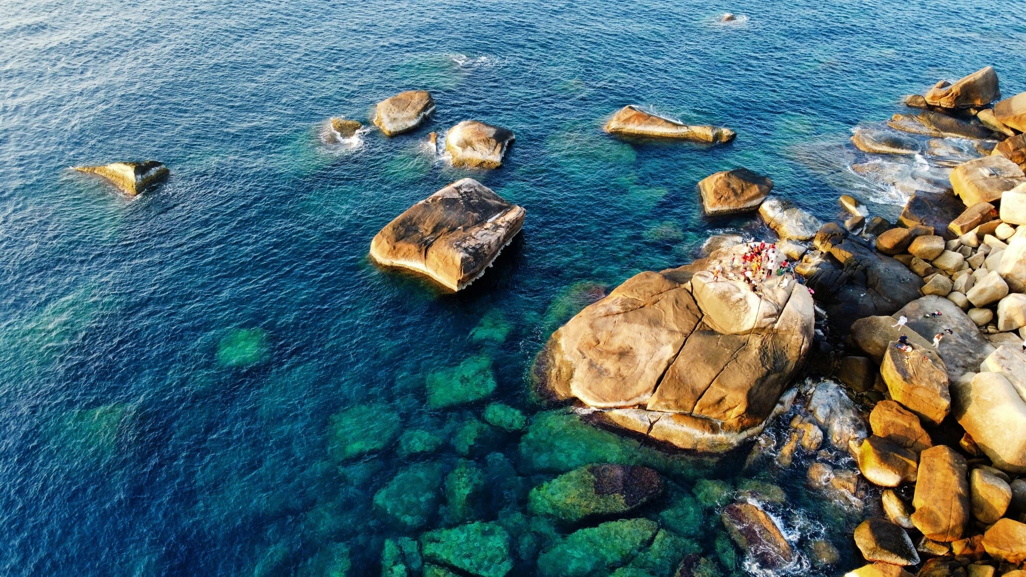 The jade-green water surface at the easternmost point of Vietnam mainland. Photo: Tran Hoai