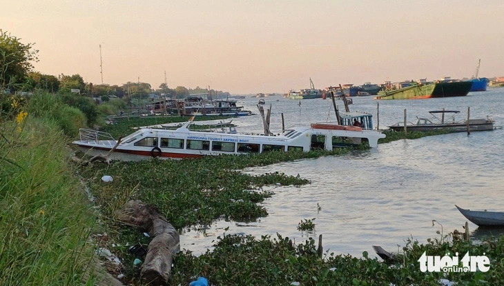 2 foreign tourists injured in river boat crash in southern Vietnam