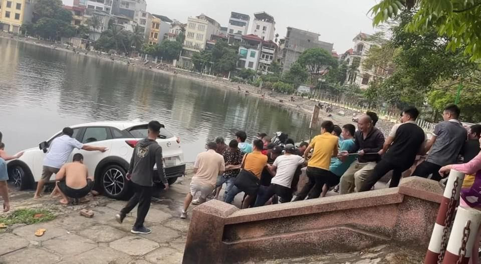 Driver dies after car crashes into river in northern Vietnam