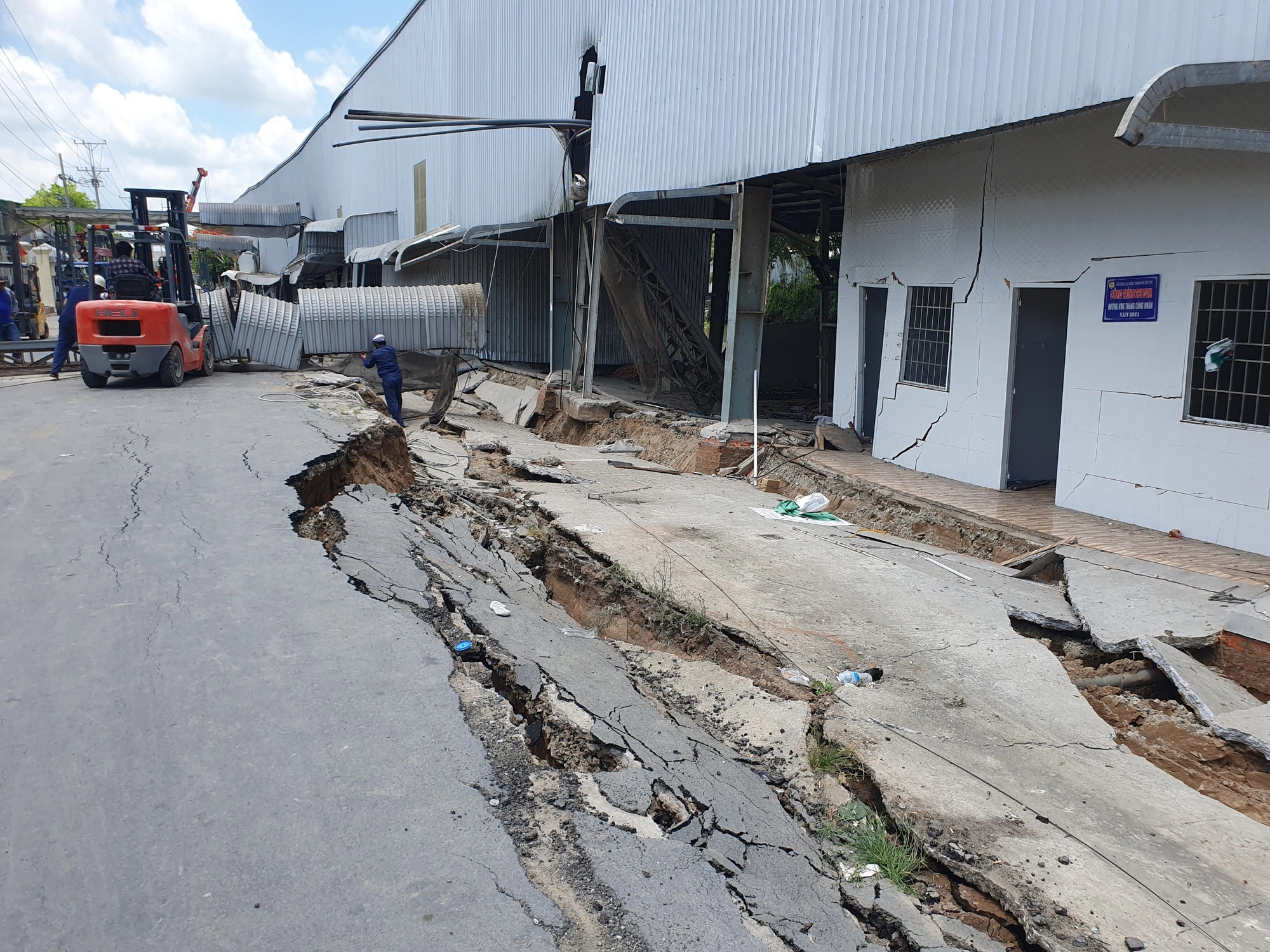 Land subsidence showed no signs of abating on a road next to the warehouse. Photo: T.L.