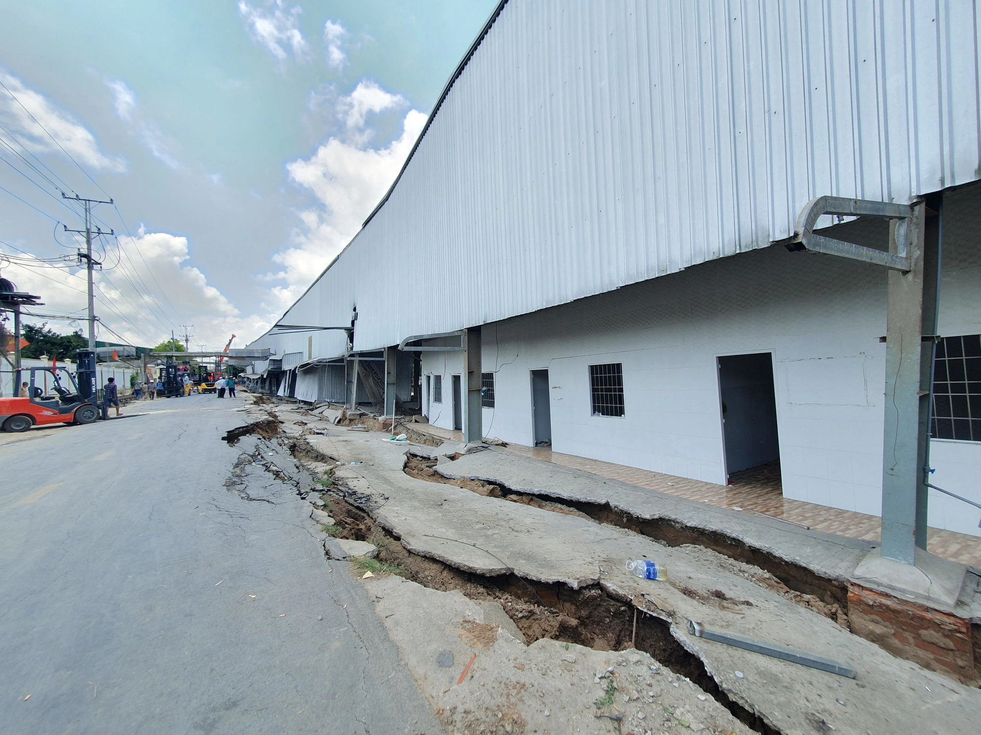 Land subsidence strikes food warehouse in southern Vietnam, causing losses of over $392,000