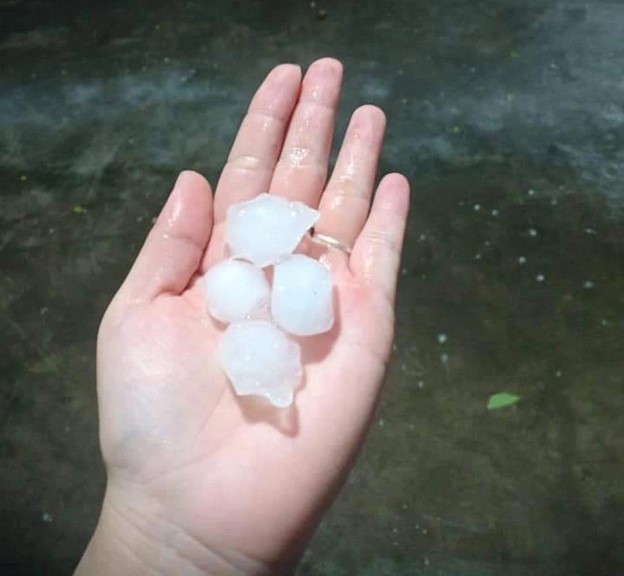 A person holds hailstones falling in Hanoi on April 20, 2024. Photo: Vietnam Meteorological and Hydrological Administration