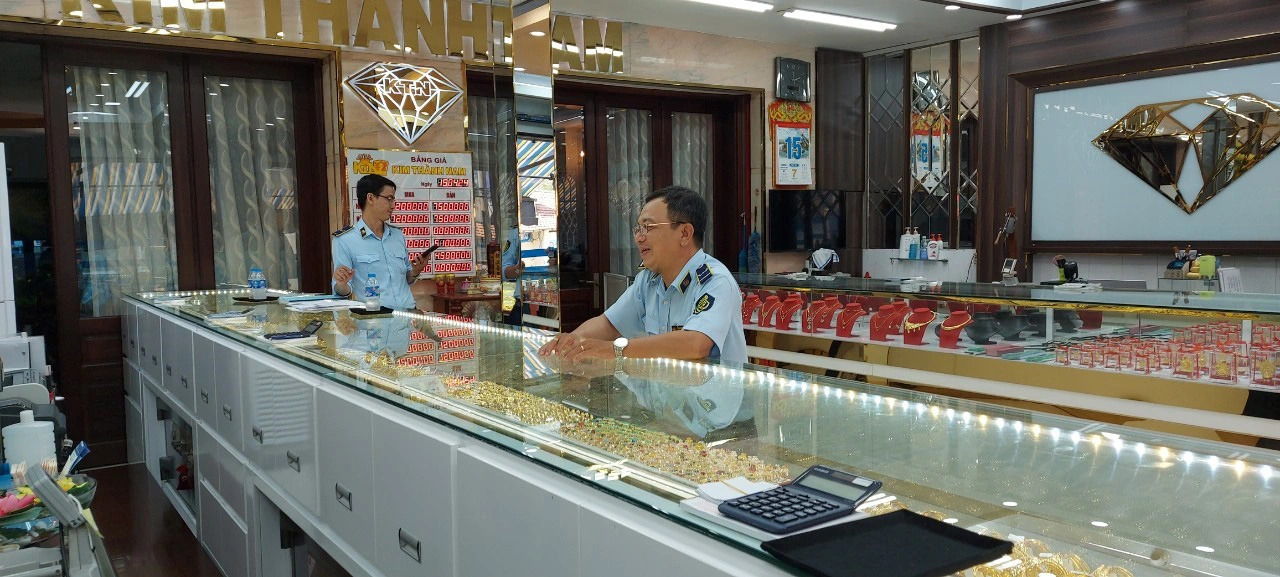 Over $19,600 worth of gold products of unclear origin seized in Ho Chi Minh City