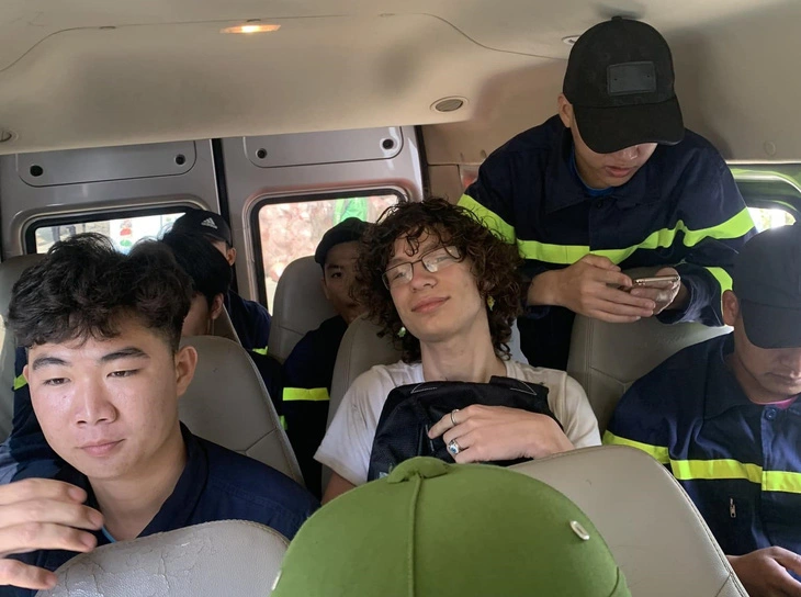 Henwood Joseph Thomas (L, 3rd, right row), is seen among Vietnamese rescuers on April 20, 2024 after he was taken out of the Hoang Lien National Park, where he had got lost for about eight hours. Photo: Lai Chau public security department