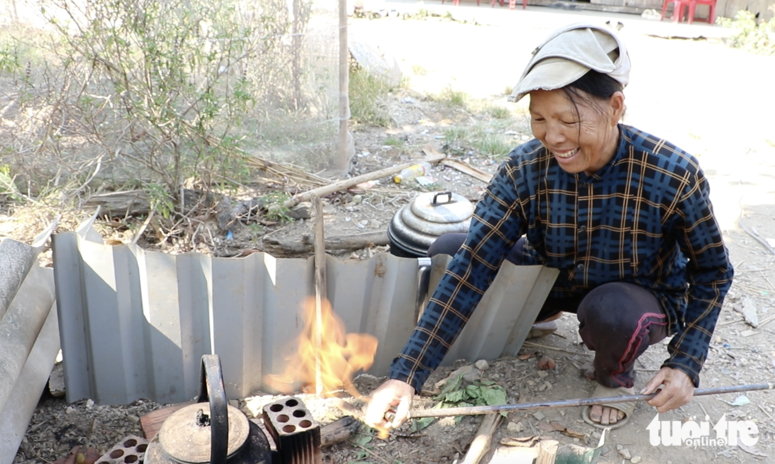 Local uses mysterious gas leaking from well to cook in Vietnam’s Central Highlands