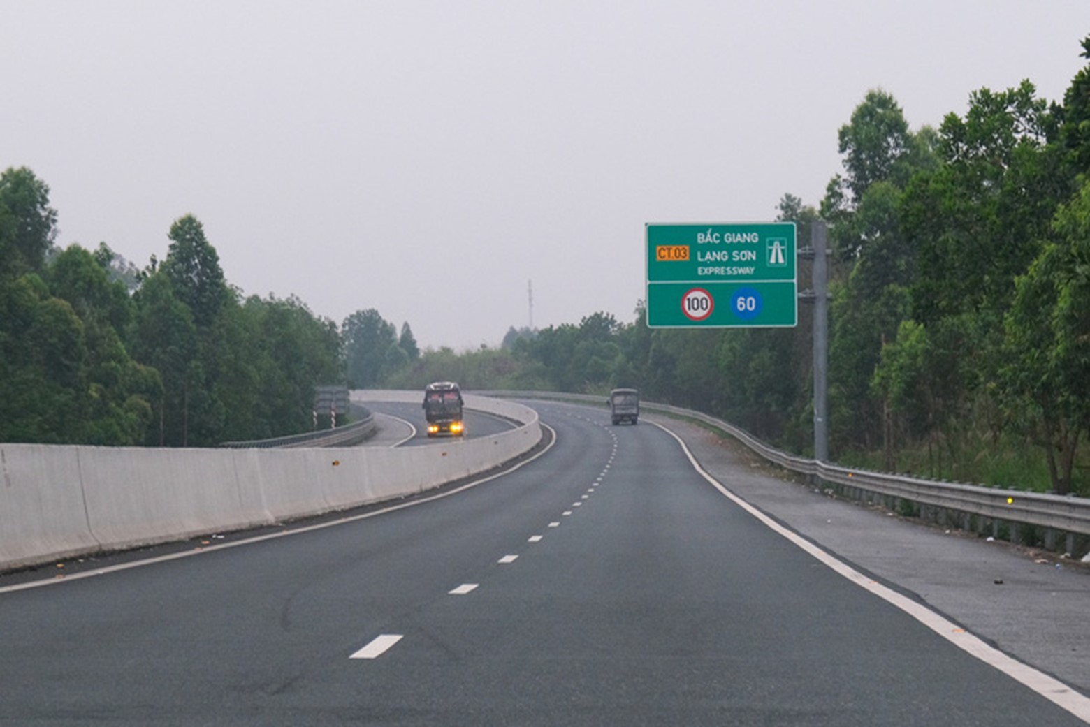 A section of the Bac Giang - Lang Son Expressway which has been opened to traffic. Once the Huu Nghi – Chi Lang Expressway is completed, the two expressways will be connected to pave the way from Hanoi to the border with China. Photo: Ha Quan / Tuoi Tre