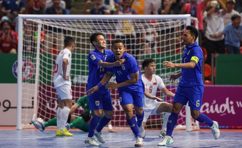 Thailand's Muhammad Osamanmusa (No. 11) celebrates his opening goal against Vietnam during their last group-stage match at the AFC Futsal Asian Cup 2024 in Thailand, April 21, 2024. Photo: Asian Football Confederation