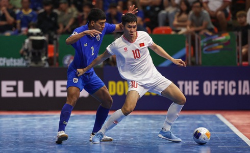 Vietnamese (white jerseys) and Thai players in action during their last group-stage match at the AFC Futsal Asian Cup 2024 in Thailand, April 21, 2024. Photo: Asian Football Confederation