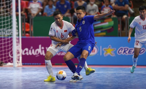 Vietnamese (white jerseys) and Thai players in action during their last group-stage match at the AFC Futsal Asian Cup 2024 in Thailand, April 21, 2024. Photo: Asian Football Confederation