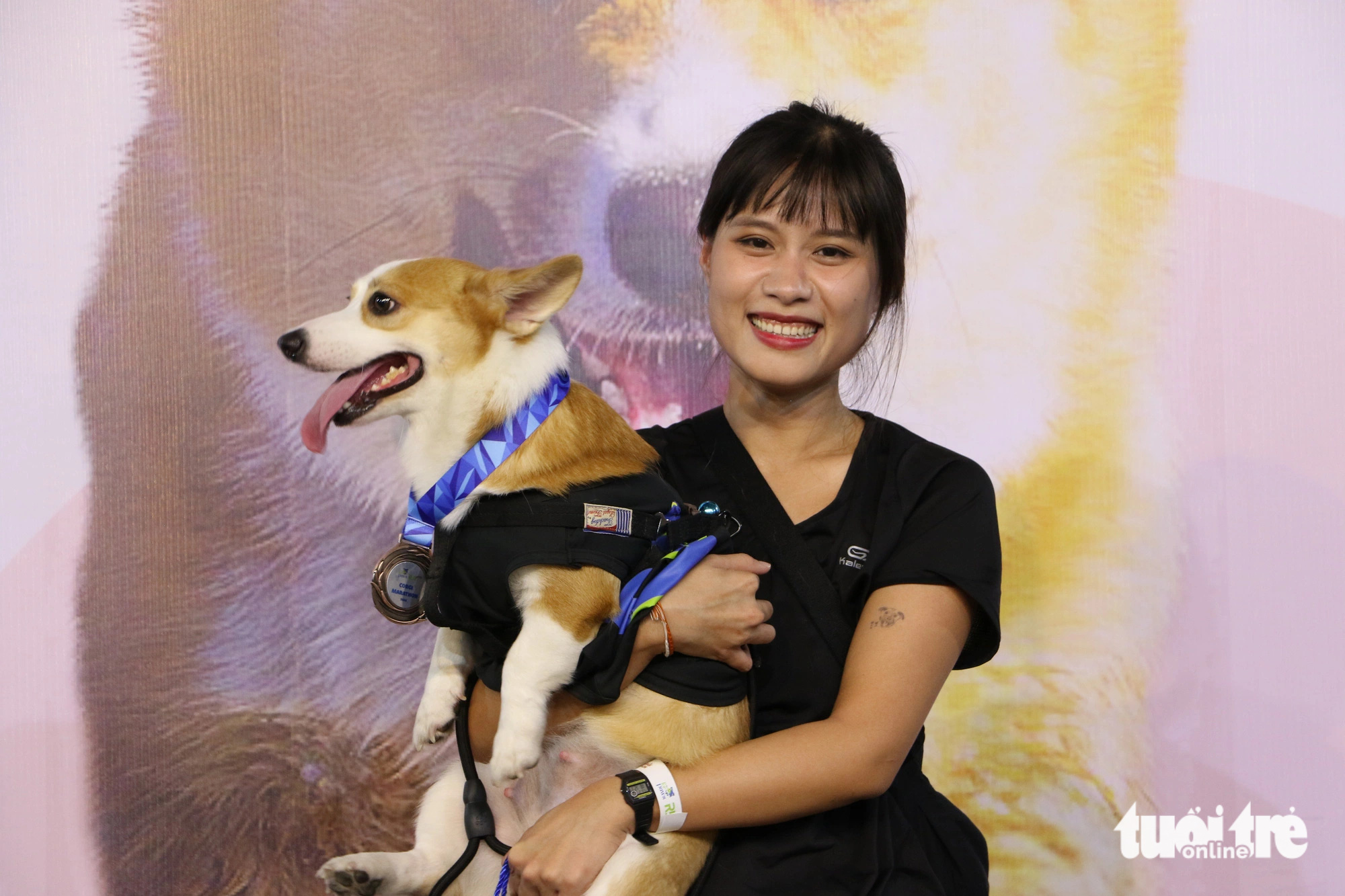 A dog owner and her corgi at a racing competition for corgis held at the Labor Cultural Palace in District 1, Ho Chi Minh City, April 21, 2024. Photo: Binh Minh / Tuoi Tre