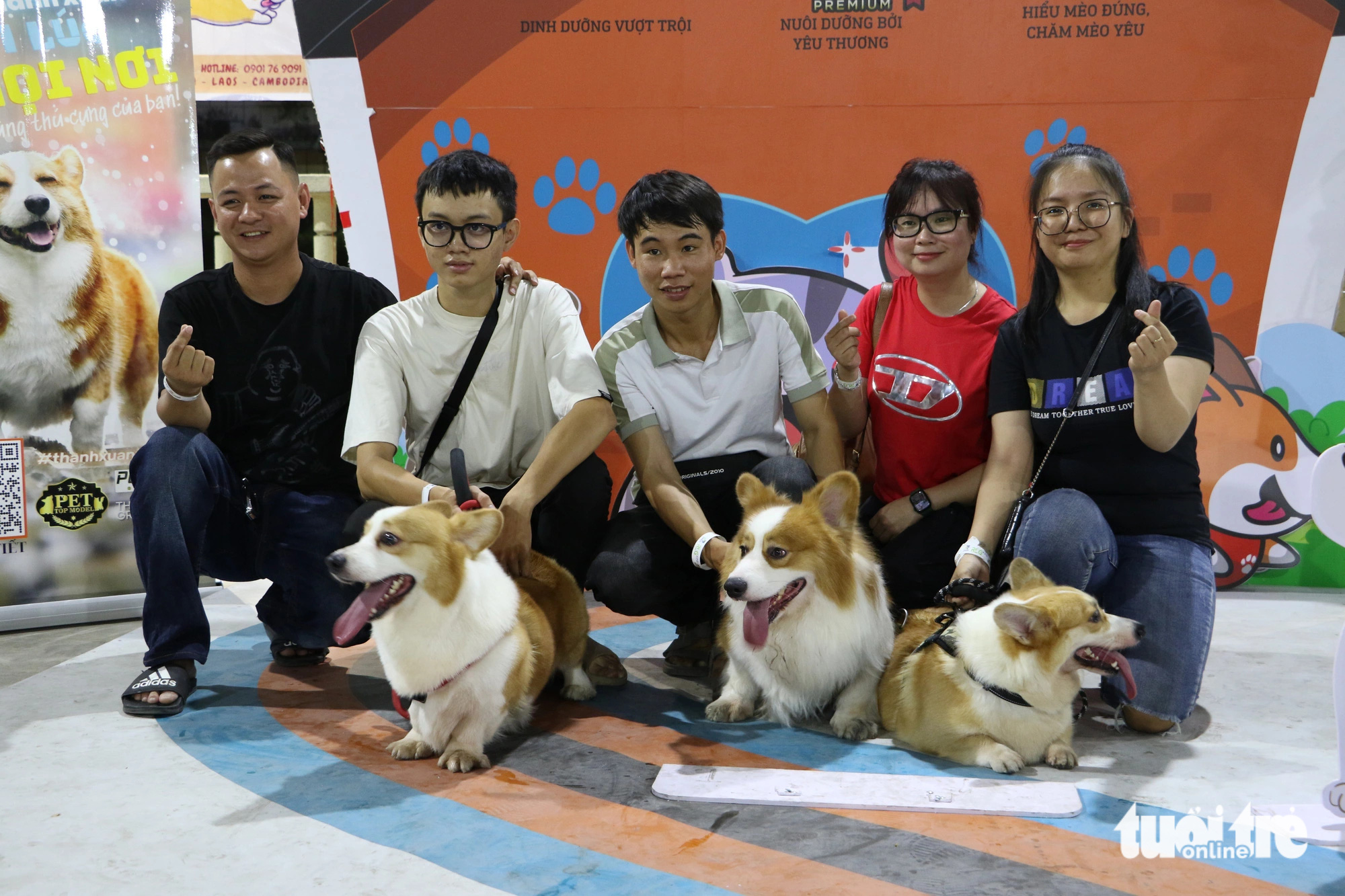 Young owners bring their Corgis to a dog racing competition at the Labor Cultural Palace in District 1, Ho Chi Minh City, April 21, 2024. Photo: Binh Minh / Tuoi Tre