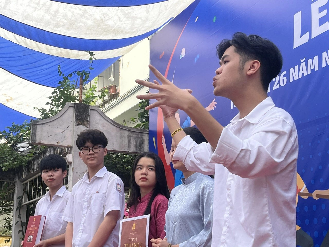 Sign language book reviews: Bridging communication through literature in Hanoi