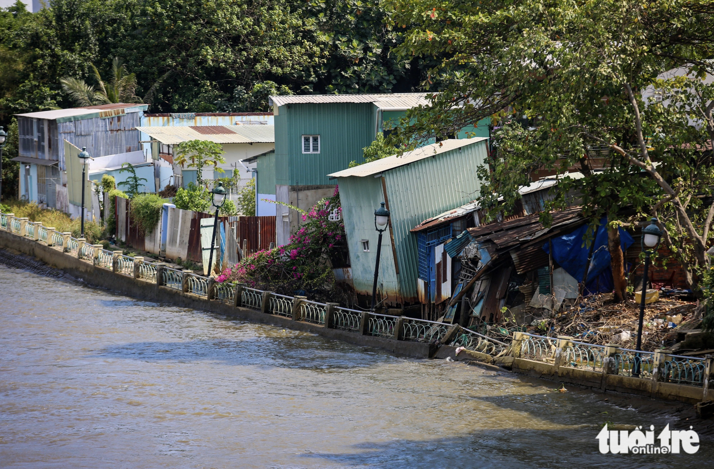 Canal embankment subsidence poses danger to dozens of households in Ho Chi Minh City