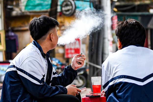 Middle school student hospitalized for suspected e-cigarette use in Ho Chi Minh City