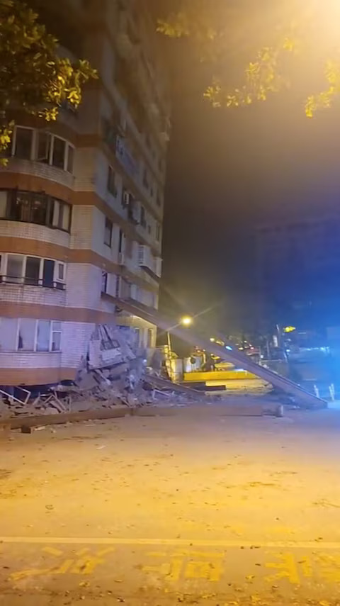 A building, which, according to the Hualien government, is unoccupied after it was previously damaged in an earlier quake on April 3, is seen following a series of earthquakes, in Hualien, Taiwan April 23, 2024 in this still image obtained from social media video. Photo: Reuters