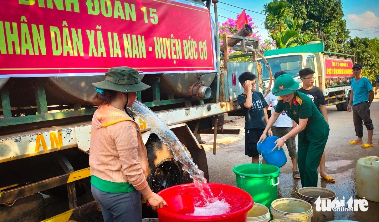 Police, military units take action to help relieve water stress for Vietnam’s Central Highlands